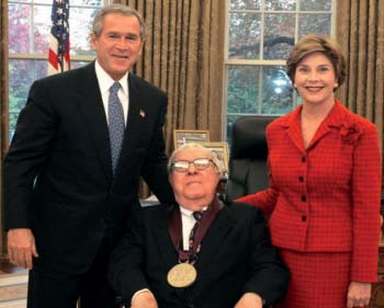 Рей Бредбері з президентом США Джорджем Бушем і його дружиною. 2004
