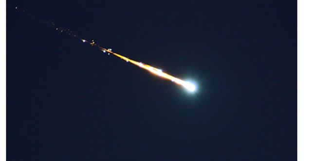 Яскравий метеор на зоряному небі Землі